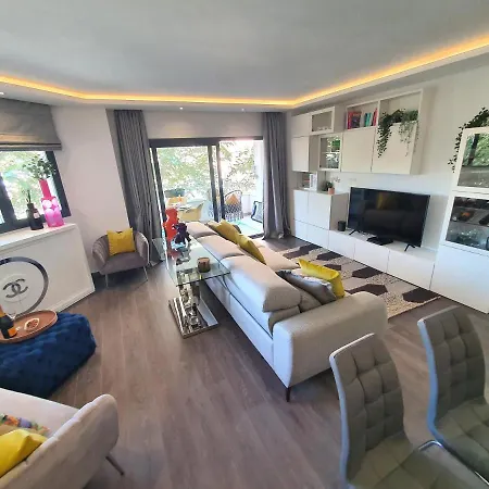 Διαμέρισμα New 3 Bed Town With Pool Εστεπόνα